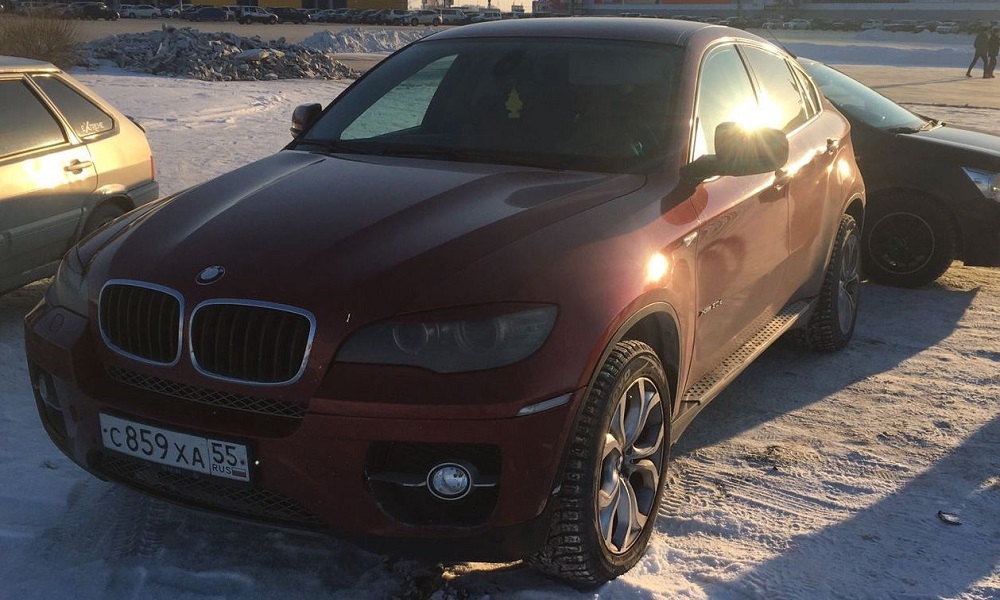 У омича арестовали BMW X6 за автомобильные штрафы в 380 тысяч рублей