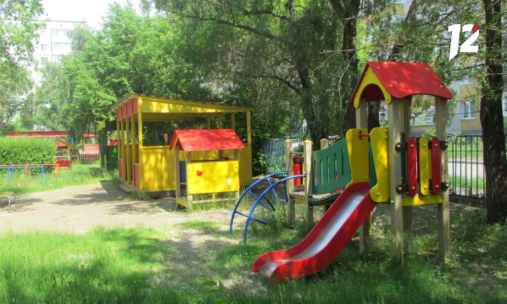 Омской школьнице повредили глаз на детской площадке