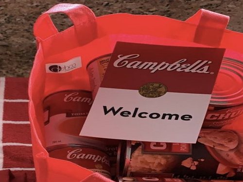 Омскому хоккеисту Михееву подарили набор супов