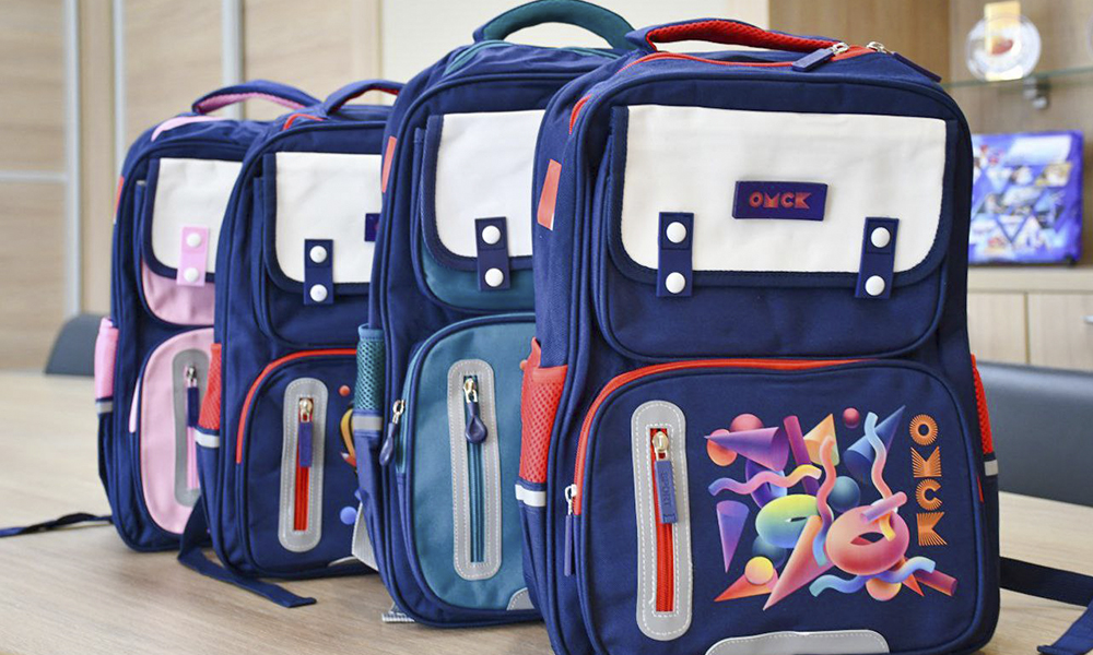 Районы Омской области начали получать первые партии школьных рюкзаков для первоклассников