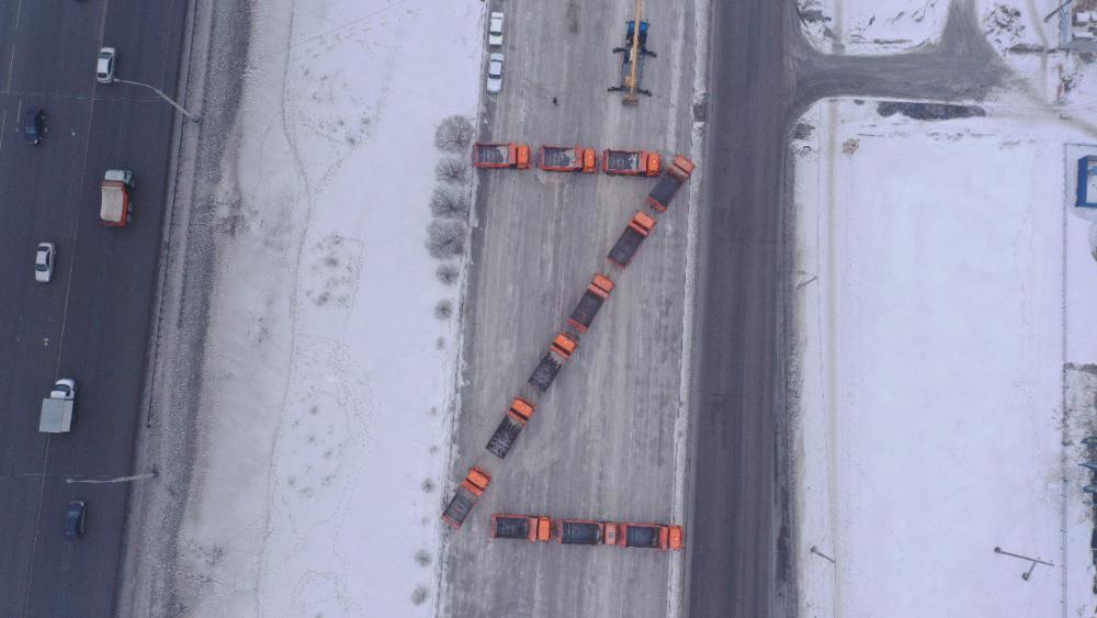 Омские дорожники выстроили спецмашины в виде знака Z