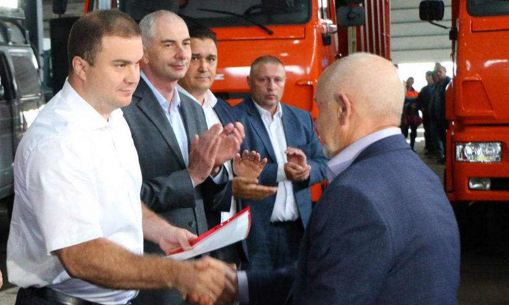 Виталий Хоценко передал омским дорожникам 20 новых самосвалов КамАЗ