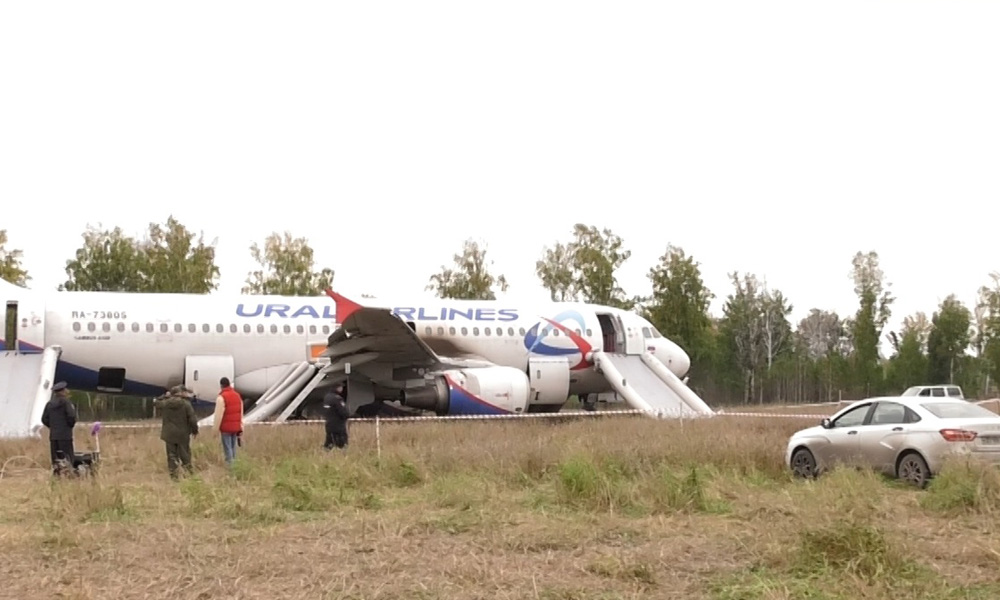 С самолёта, который не долетел до Омска из Сочи﻿ и сел в поле, сняли оба двигателя