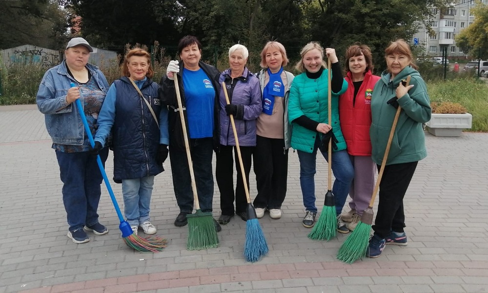 Активисты «Единой России» привели в порядок общественные территории в Омской области