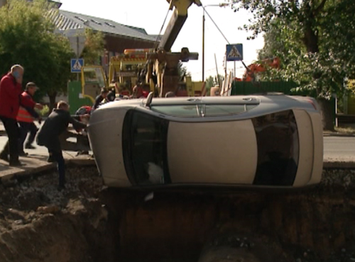 В омских Нефтяниках иномарка улетела в траншею