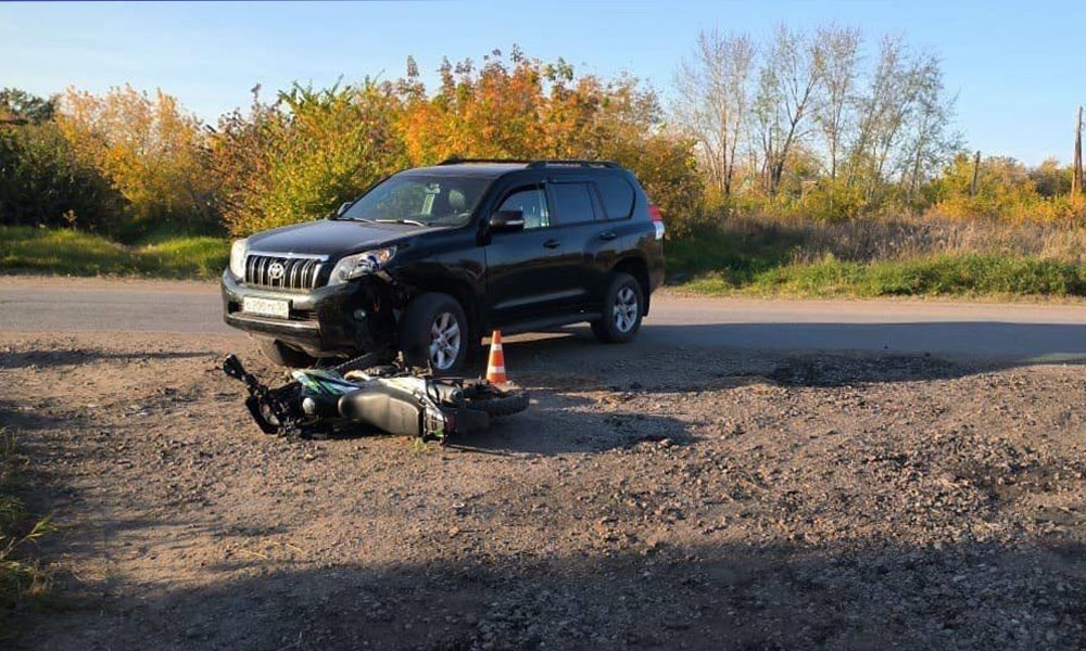 В Омской области пострадала 17-летняя девушка на мопеде после столкновения с иномаркой