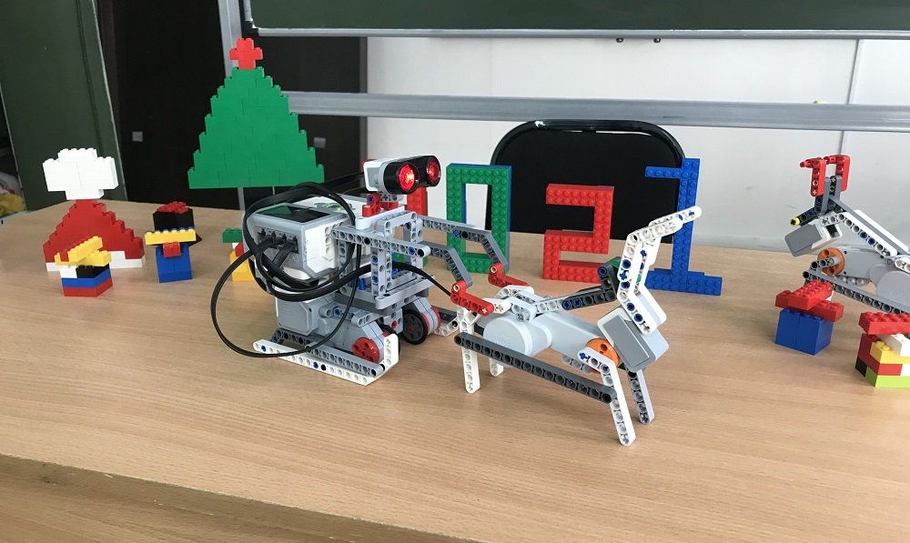 В лаборатории робототехники ОмГПУ собрали новогодние фигуры