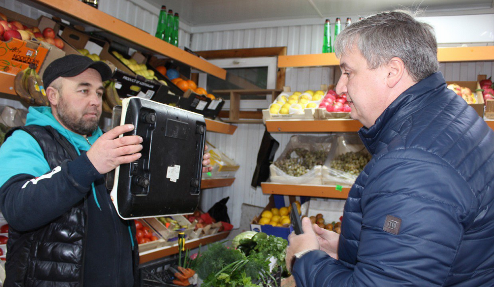 На Ленинском рынке и в окрестных магазинах проверили точность работы весов