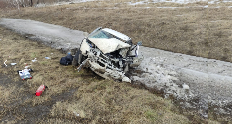 В ДТП под Омском разбились двое молодых парней — их машина вылетела в кювет