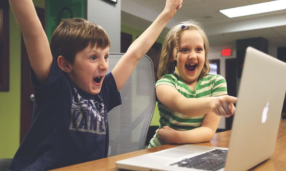 Омский учитель-блогер рассказала об опасном влиянии YouTube на детей 