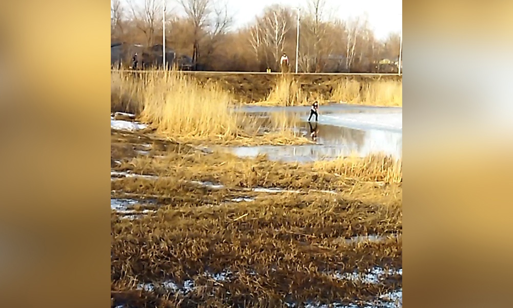 Девочка провалилась в растаявшее озеро в одном из скверов Омска 