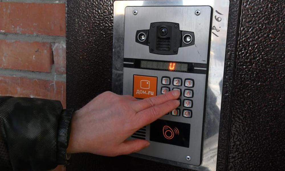 В Омске 852 подъезда оборудуют видеодомофонами 
