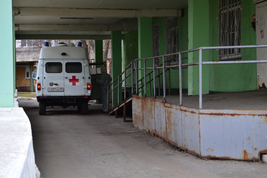 В Омске мужчина упал с крыши, получил травмы, но выжил