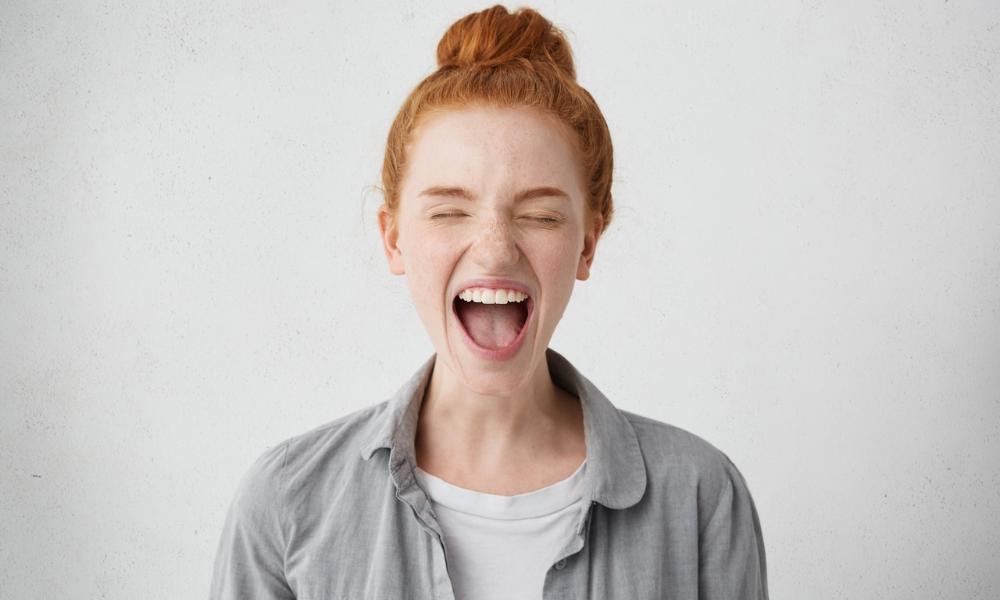 Омичка продаёт анекдоты и шутки