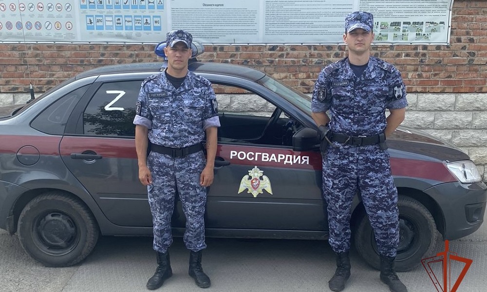 В Омске экипаж Росгвардии оказал первую помощь потерявшему сознание мужчине 