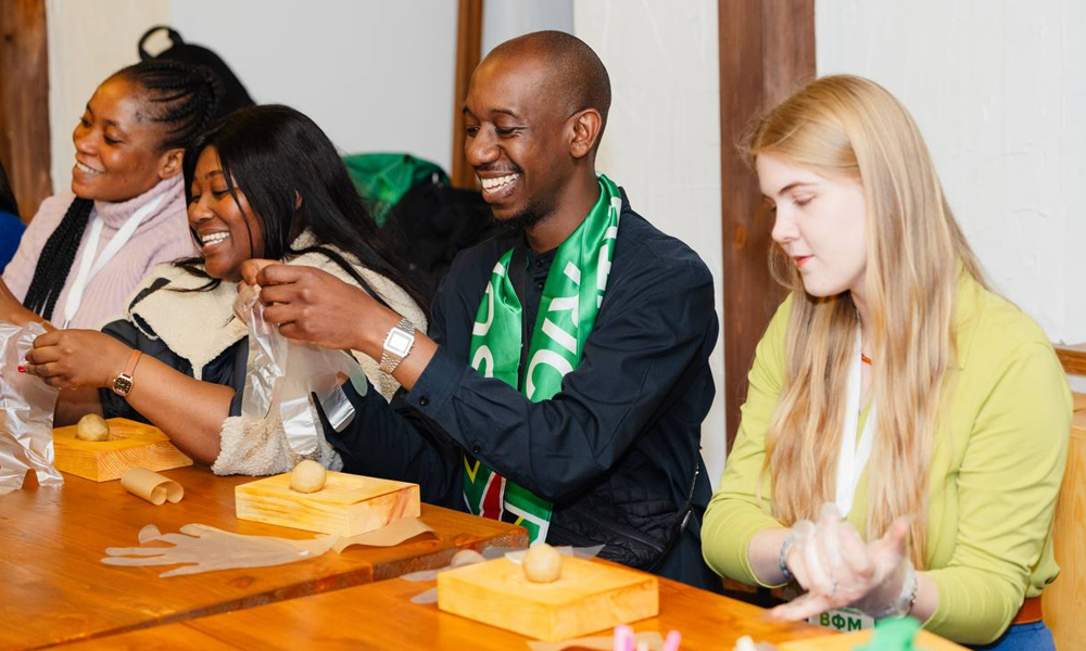 Иностранные гости изготовили именные пряники в первый день пребывания в Омске