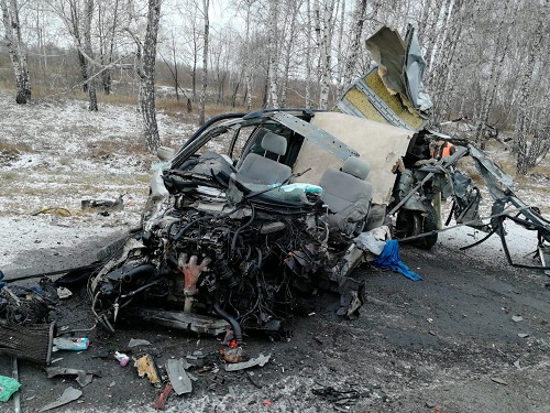 На омской трассе Mazda влетела в грузовик