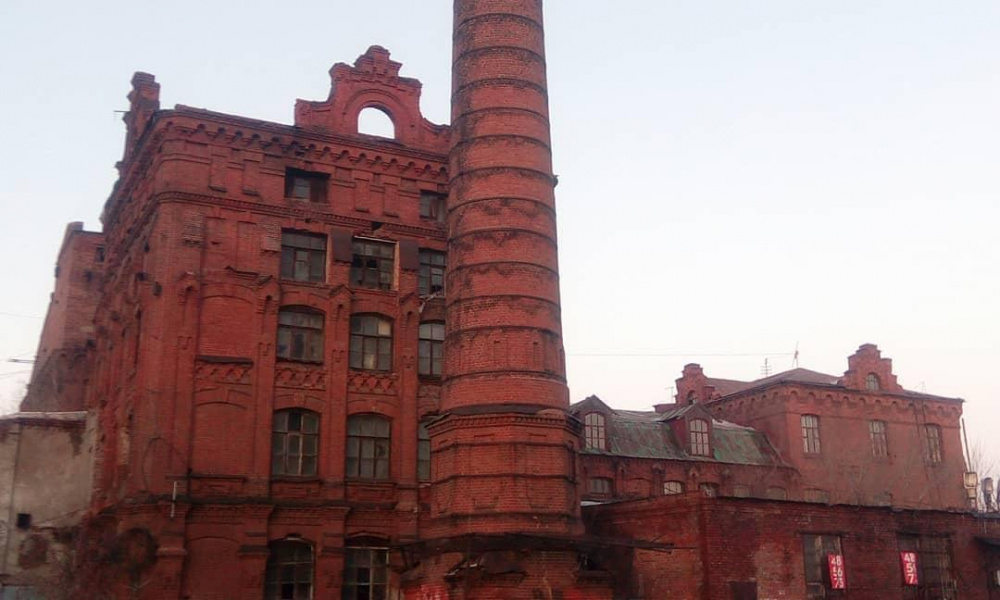 Омская прокуратура потребовала привести здание пивзавода на Волочаевской в должный вид [ФОТО]