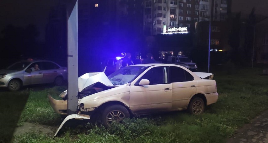 В Омске молодой водитель разбился насметь, влетев в рекламный щит