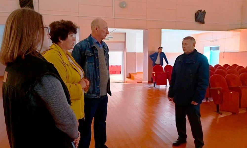 В Оконешниковском районе проверили ход ремонта дома культуры