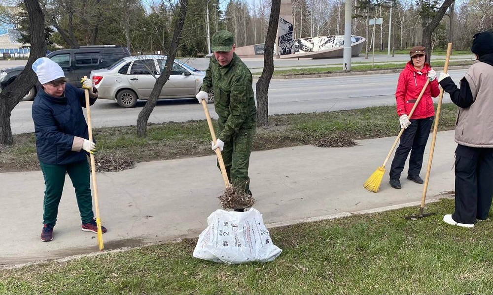 Более 8 тысяч омичей приняли участие в месячнике чистоты