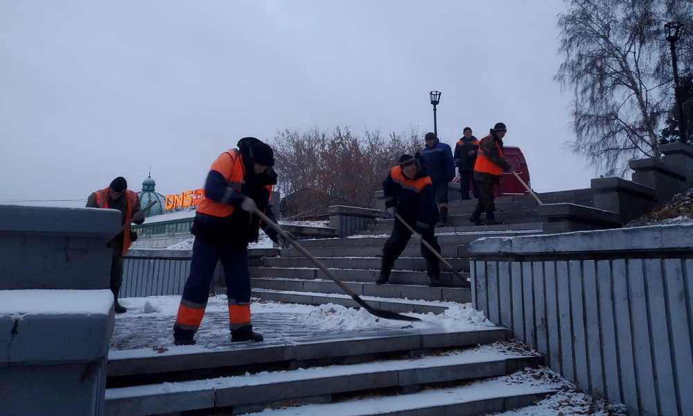 Омские дорожники очищают город от снега и наледи