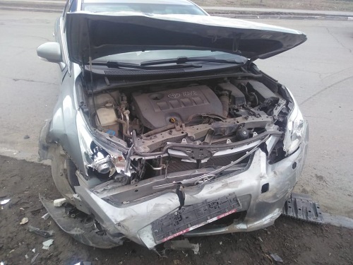 Пьяный омич на Audi влетел в Toyota и врезался в дерево