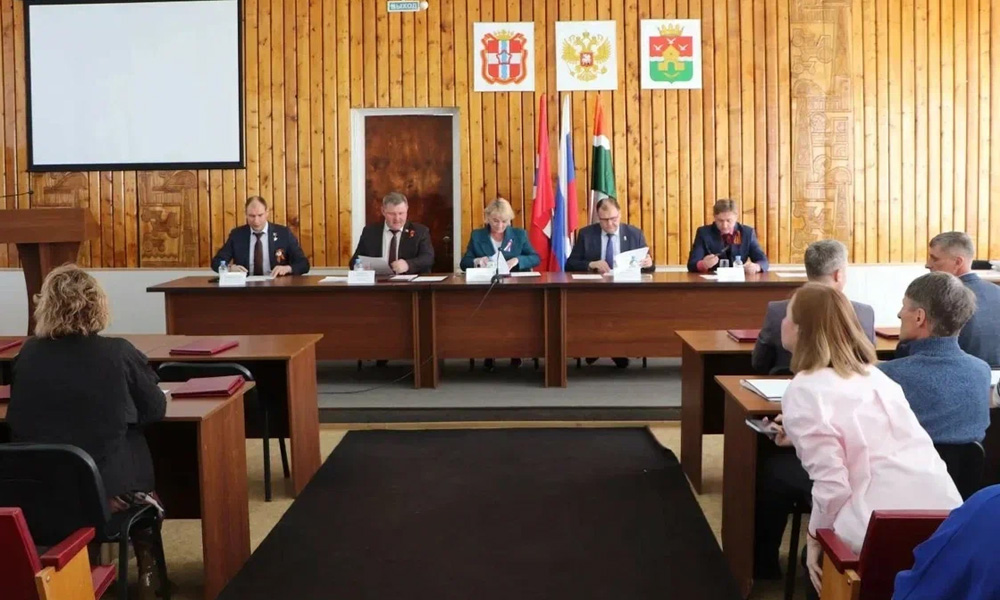 Дмитрий Перминов и Павел Коренной поздравили работников самоуправления Черлакского района