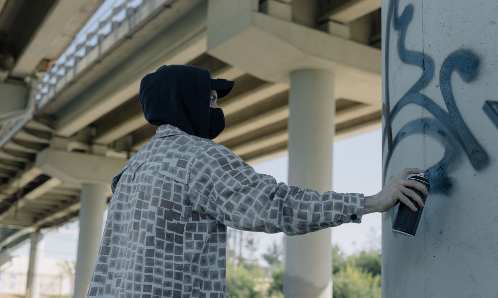 Нецензурные надписи и рисунки на военном памятнике: в Омской области поймали двух юных вандалов