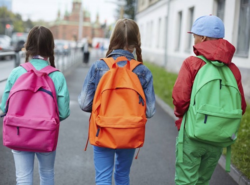 Российских учеников хотят избавить от портфелей