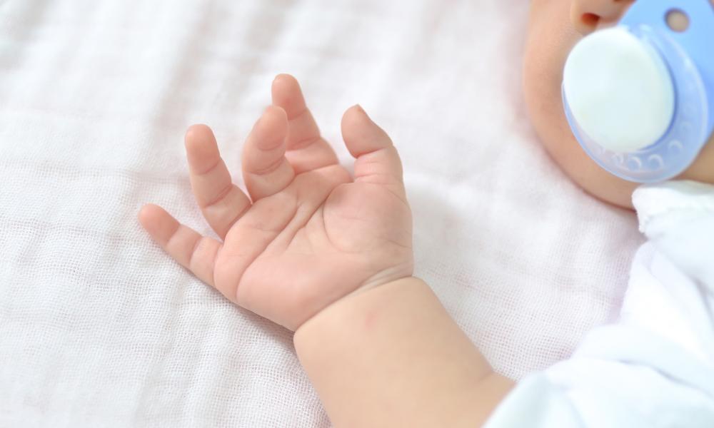 Врачи спасли жизнь 2-летнего ребёнка, у которого остановилось сердце на борту самолёта