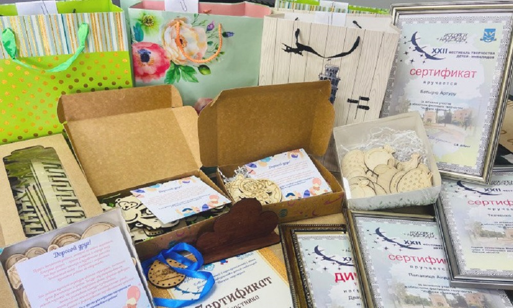 Специалисты омского социального учреждения отправили детям из Стаханова наборы с канцелярией и учебные пособия