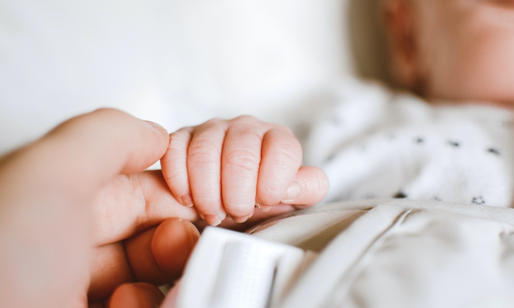 В Омске родителям первого рождённого в 2023 году малыша выплатят 20 тысяч рублей 