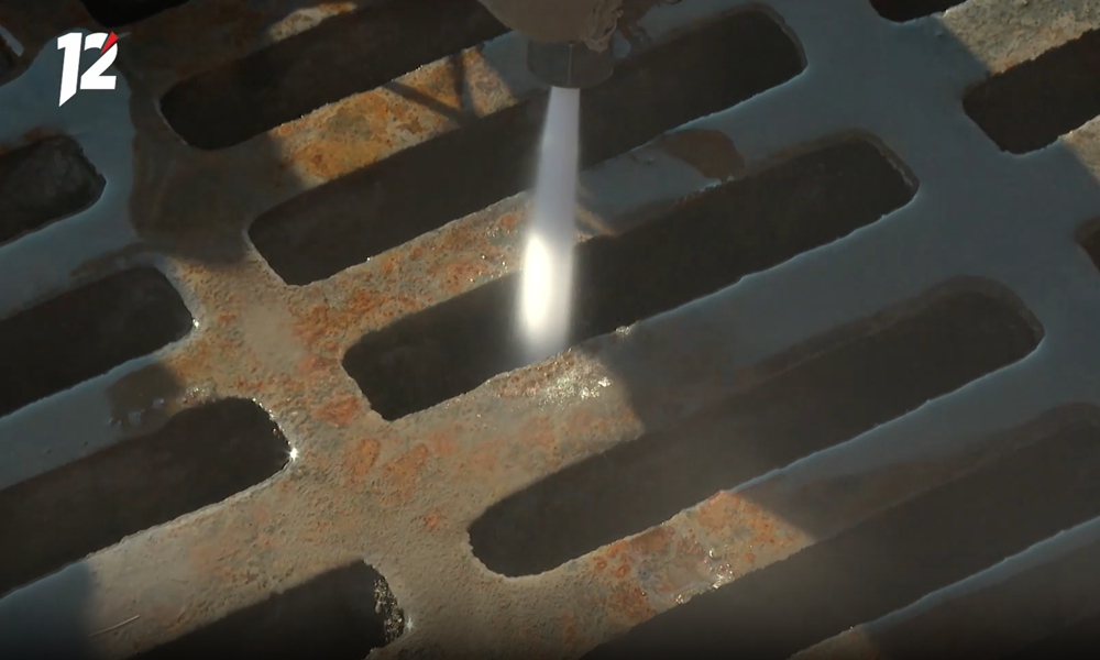 В Омске очищают дождеприёмники от мусора и грязи