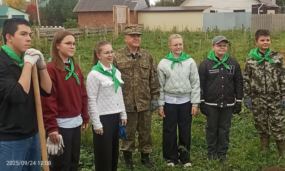 Школьники высадили 20 сосен в новом парке Тевриза