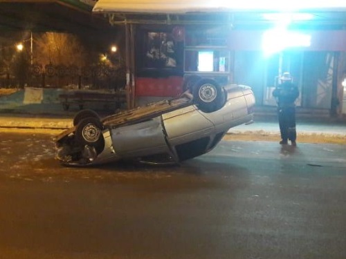 В центре Омска перевернулась легковушка