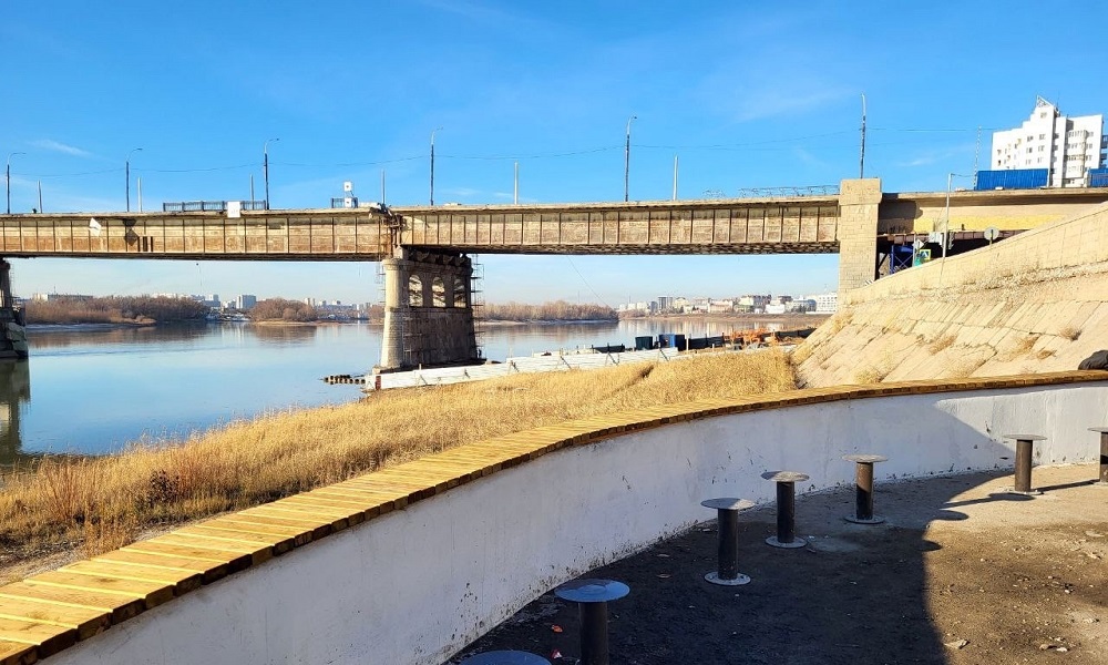 В Омске на Иртышской набережной установили скамейки
