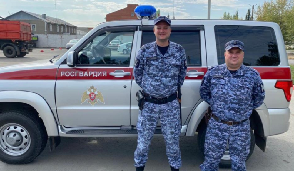 Сотрудники Росгвардии помогли вернуться домой 90-летней омичке