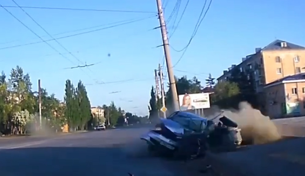 В Омске водитель Toyota влетел в поддон с тротуарной плиткой