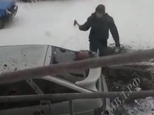 Мужчина в Омской области закидал чужую машину цветами, а потом порубил топором и поджёг