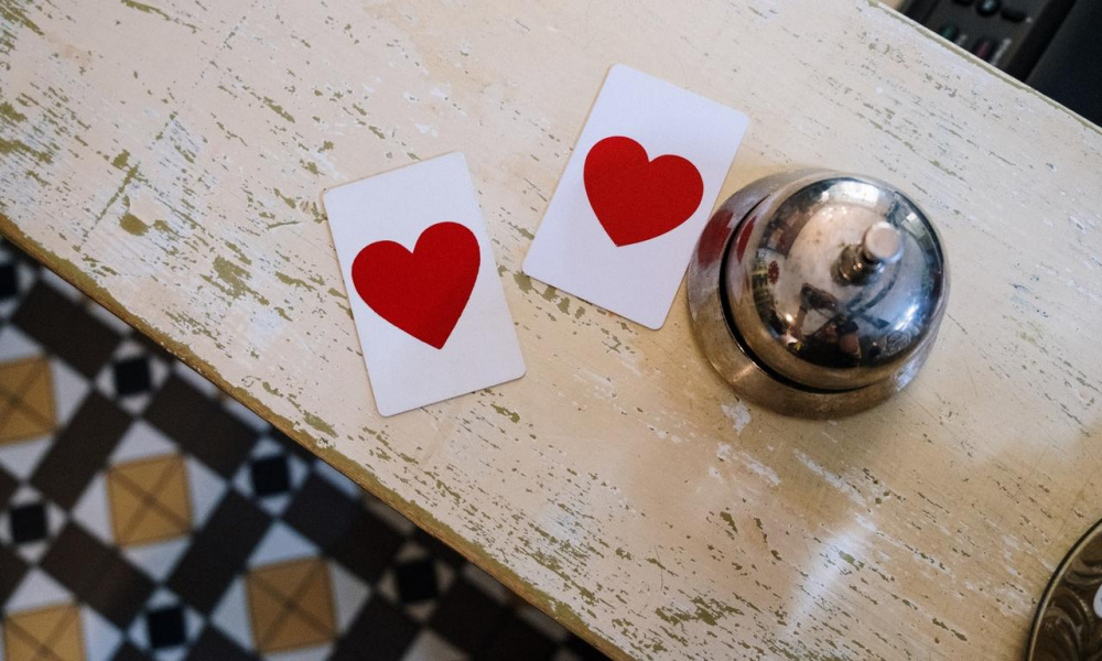 В новогодние праздники проверили работу с системой QR-кодов в омских гостиницах и на базах отдыха 