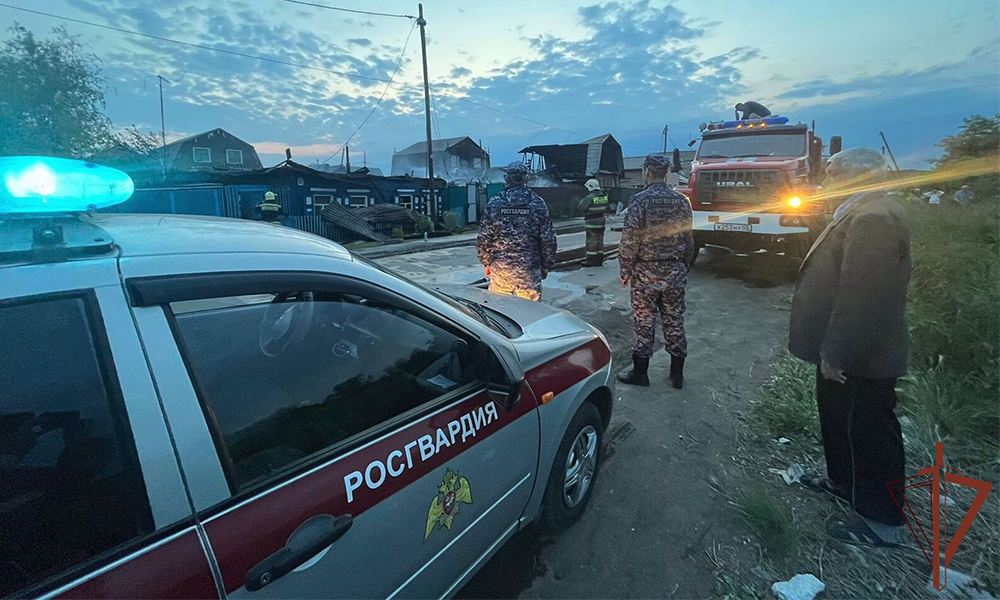 В Омске росгвардейцы спасли детей из горящего дома