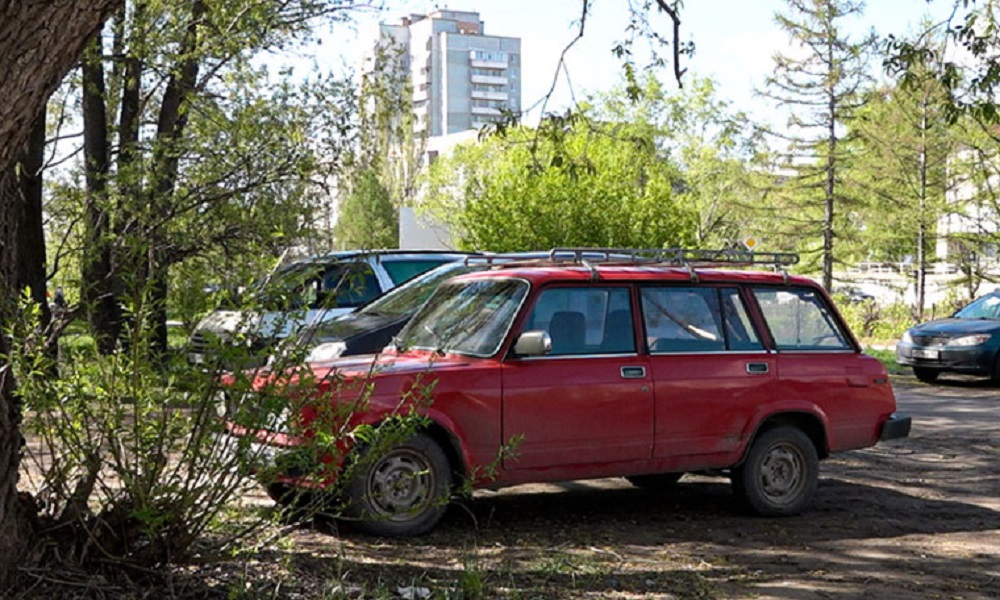 Омичей штрафуют за парковку на газонах