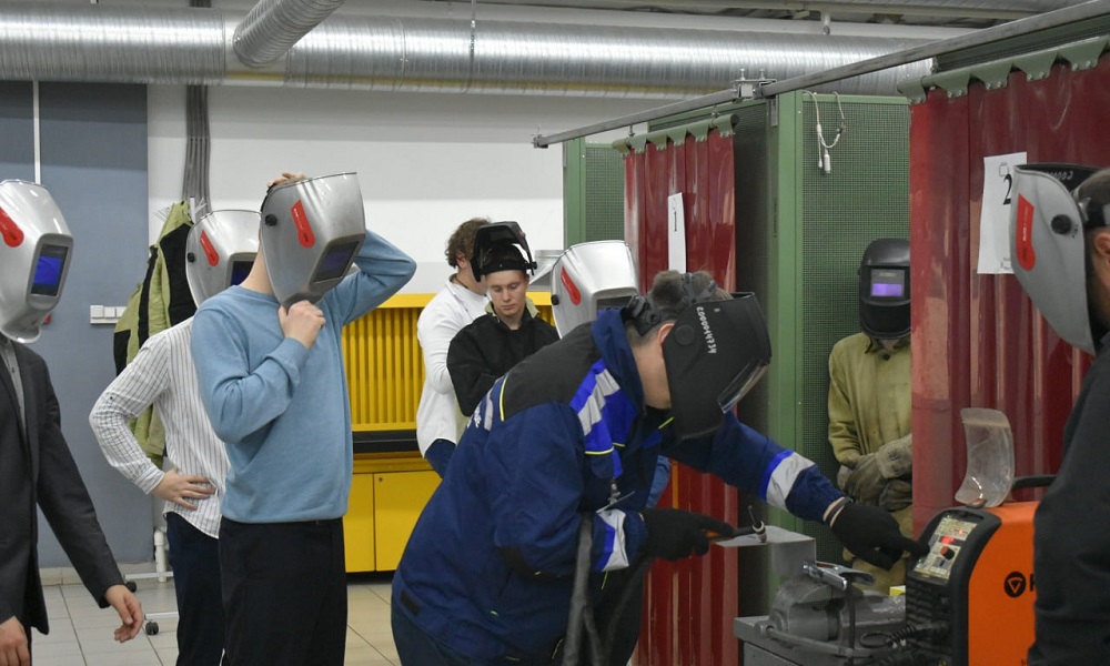 Омские школьники приняли участие в Едином дне открытых дверей федерального проекта «Профессионалитет»