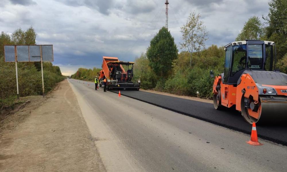 Продолжается ремонт участка дороги  в Тарском районе 