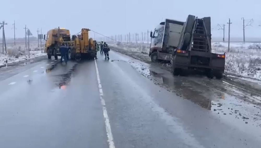 КамАЗ из Новосибирска съехал в кювет в Омской области из-за размытой обочины