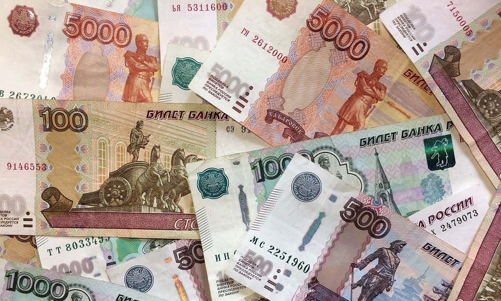 В Омске сотрудника ж/д станции за взятку в 250 тысяч рублей оштрафовали на два млн рублей