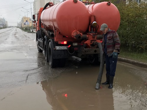 За сутки с улиц Омска откачали 333 кубометра воды