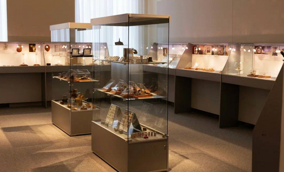 Омичей приглашают на обновлённую выставку «Микромир Анатолия Коненко»