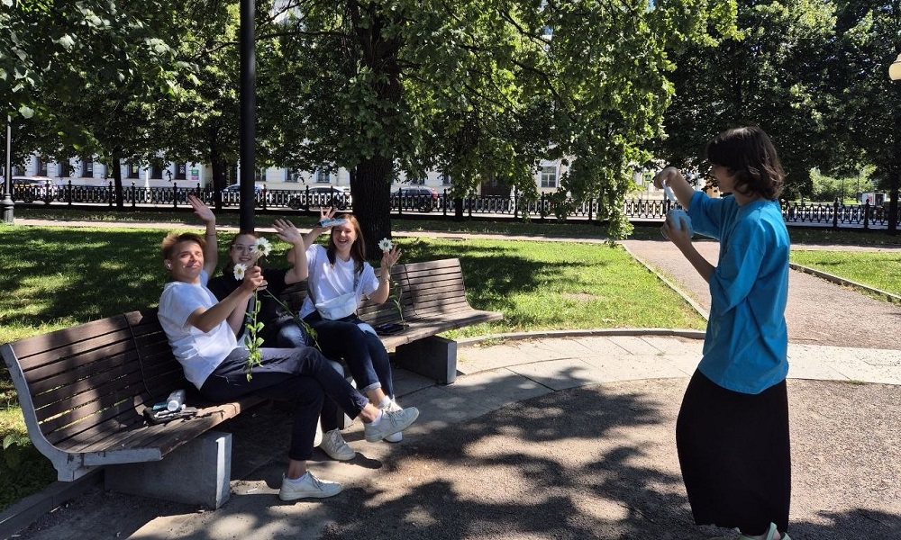 В День семьи, любви и верности омские студенты раздали москвичам ромашки 